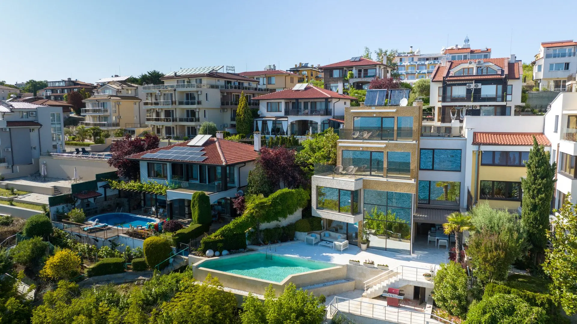 140136430018a814d51a2fbe8685bb3e-1 Excellent detached house in Sozopol on the seafront with pool and beach.