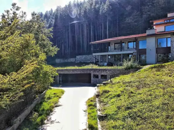 A representative house with a five-acre yard in a prestigious location in Dragalevtsi quarter