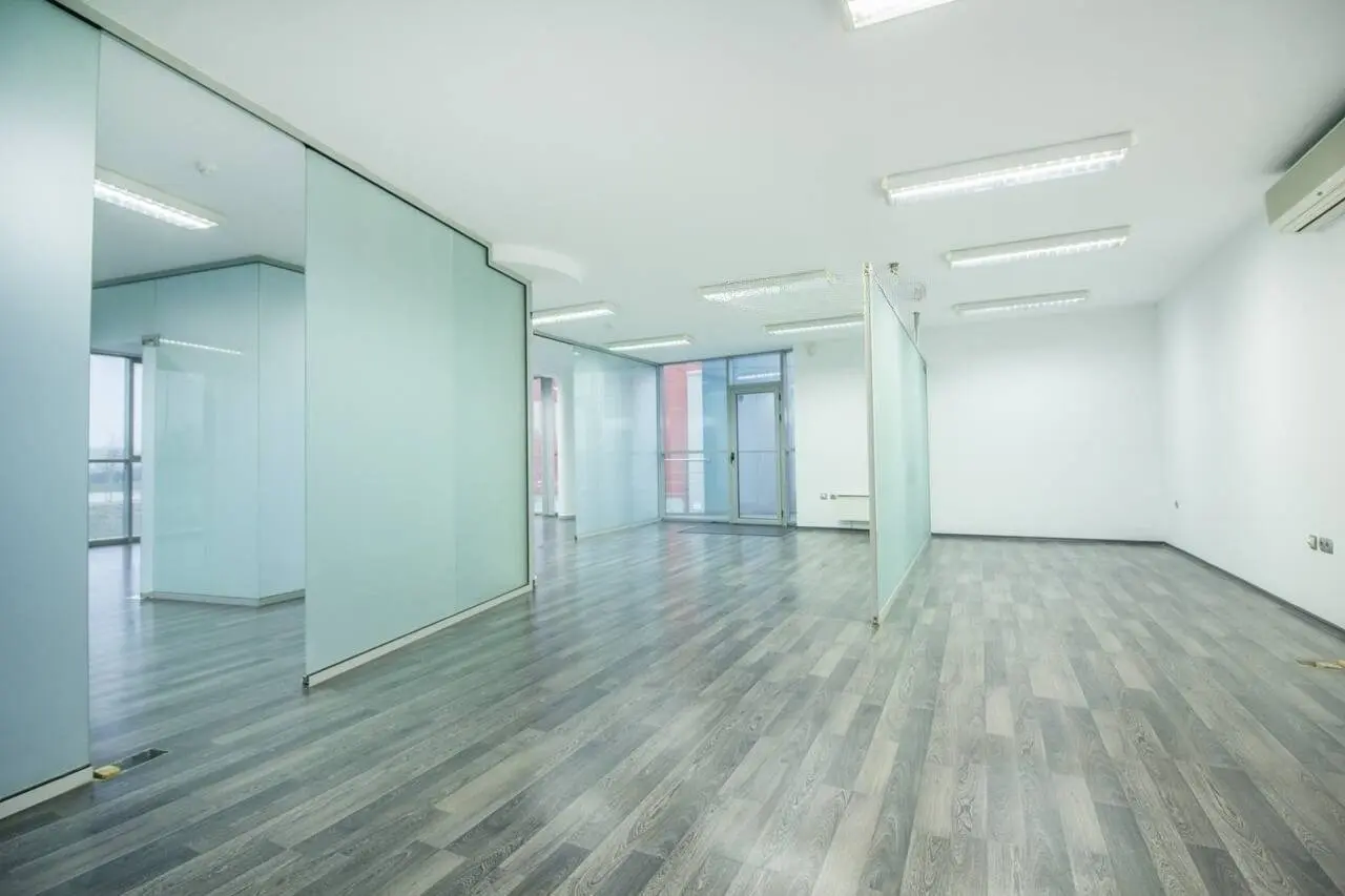 Multifunctional business building with excellent layout and square footage