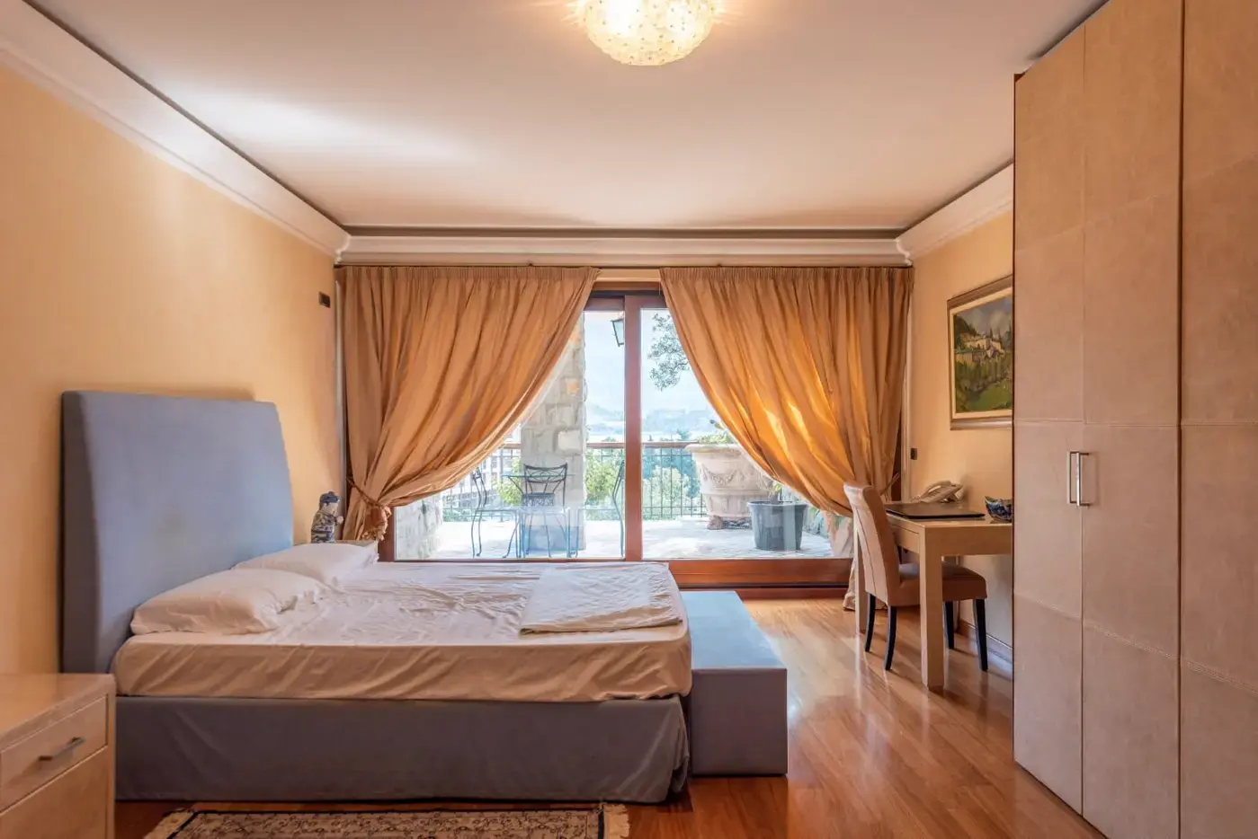 Stone villa with pool and sea view in the immediate vicinity of the Old Town, Budva