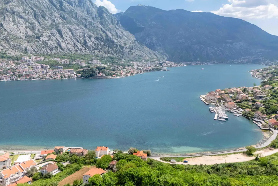 Stone palace for renovation on the first line to the sea, Prčanj
