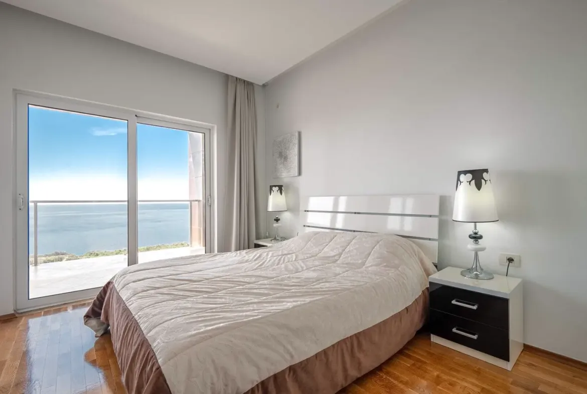 Villa with pool and open sea view