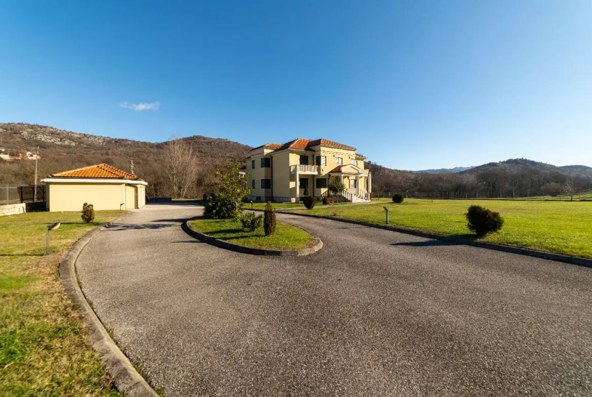 Family villa with a spacious property on the slopes of the Zeta river, Podgorica