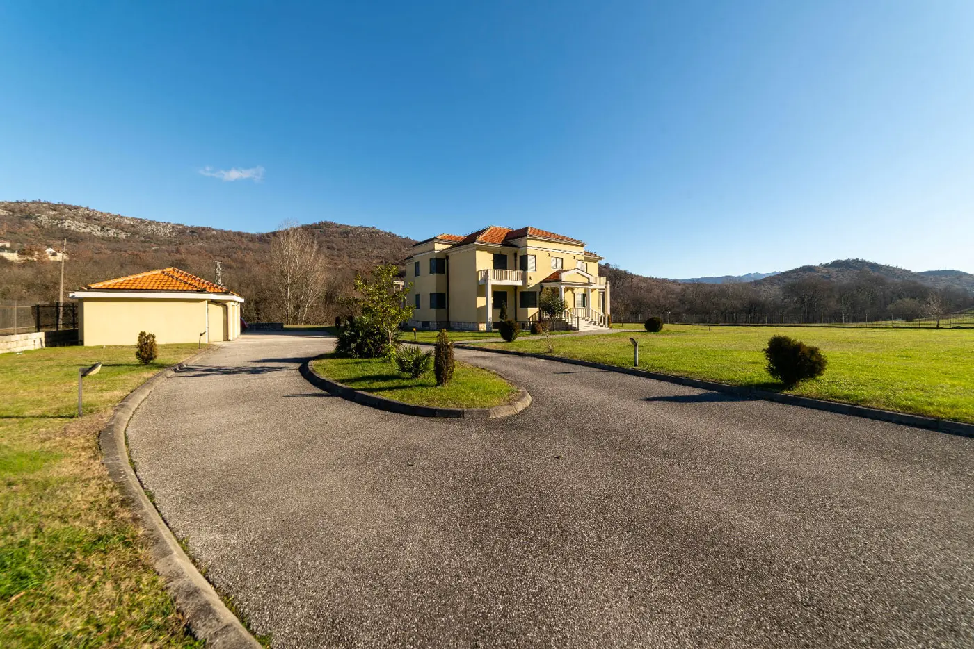 Family villa with a spacious property on the slopes of the Zeta river, Podgorica