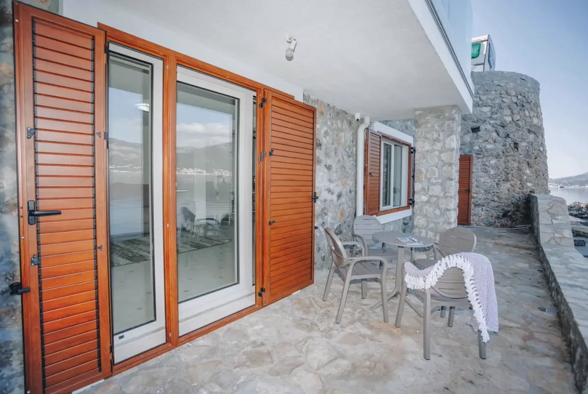 New villa with 3 apartments on the first line to the sea, Tivat, Krašići
