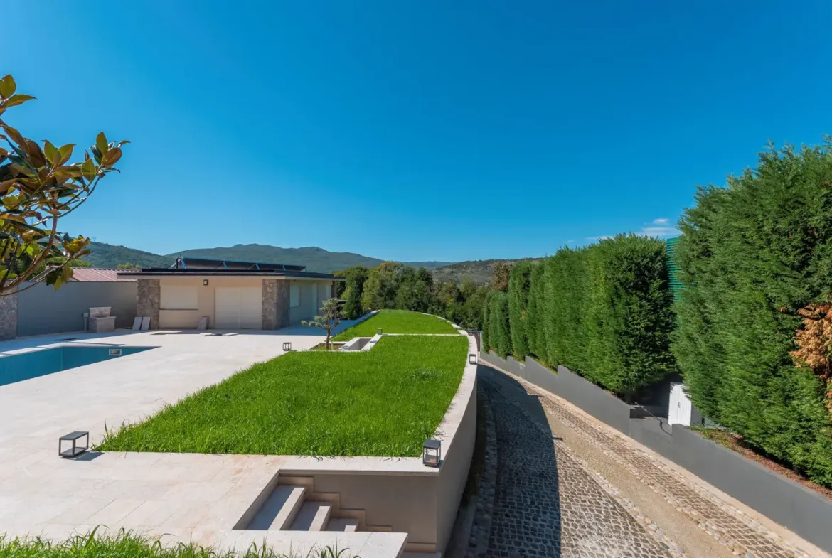 Luxury villa with pool, Mareza