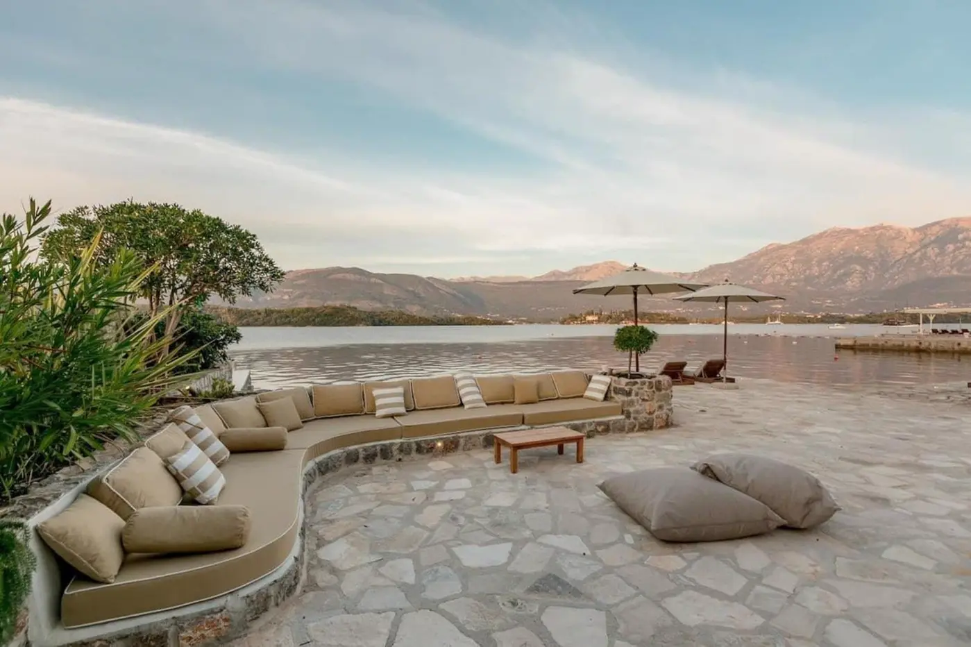 A unique villa with 40 m wide access to the sea, Đuraševići