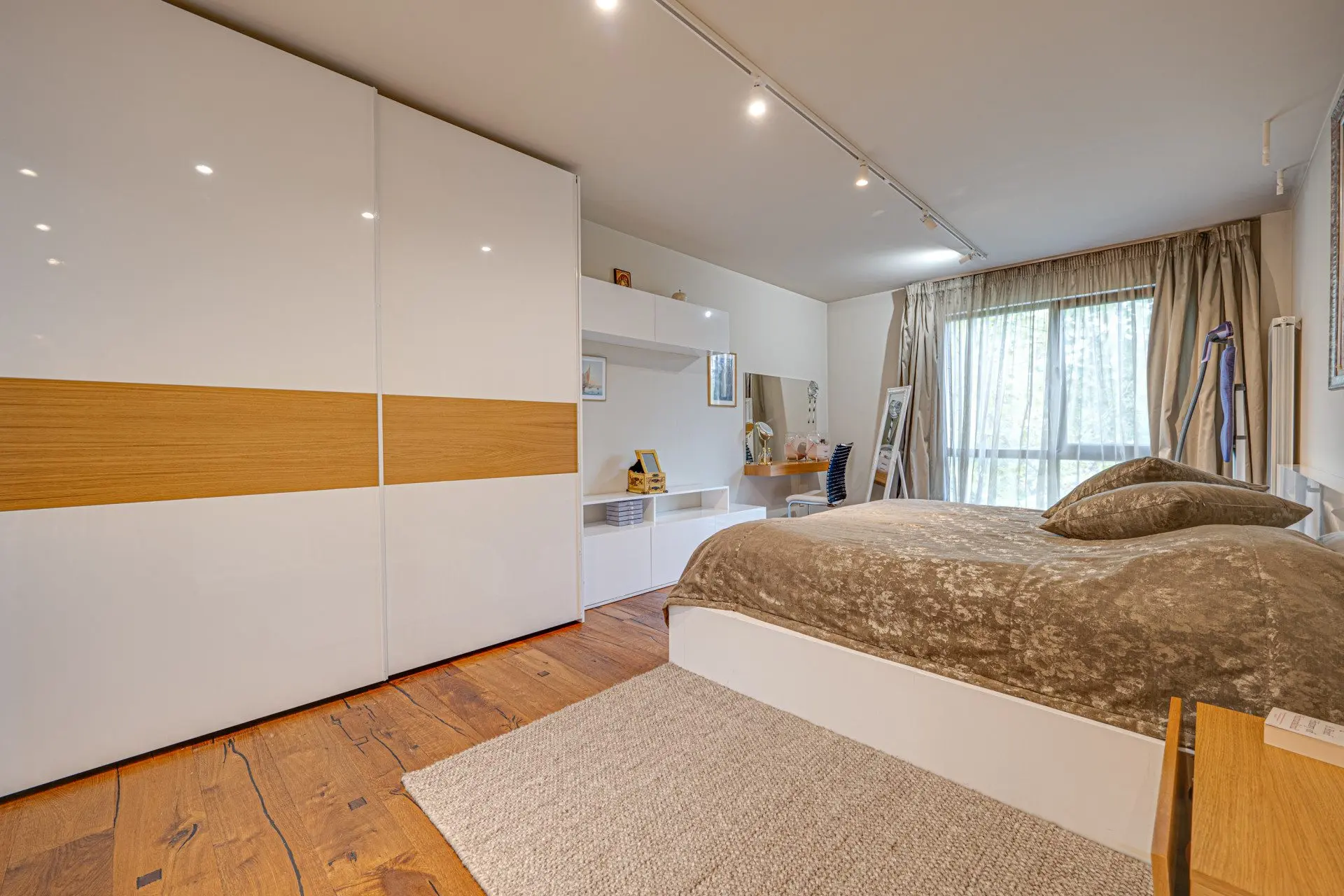 An exceptional four-room apartment in one of the most prestigious gated complexes in the Iztok district.