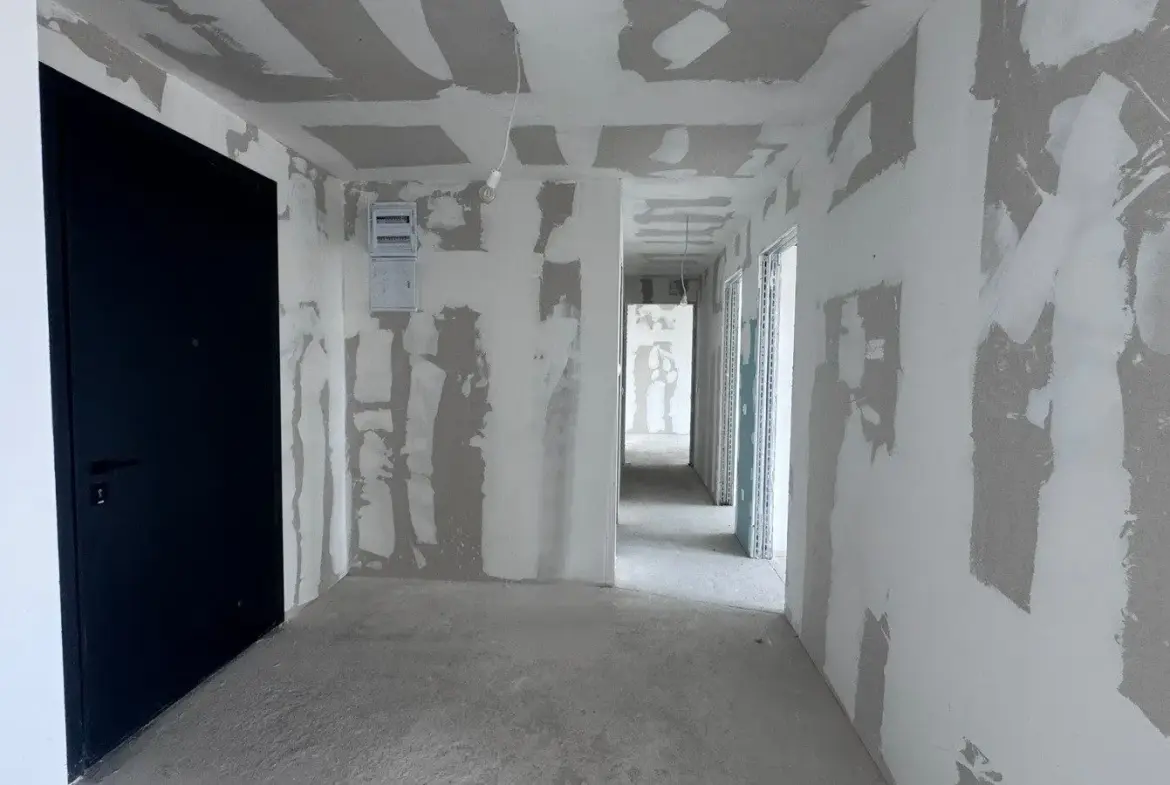 Three-bedroom apartment in a preferred newly built complex next to Zaimov Park