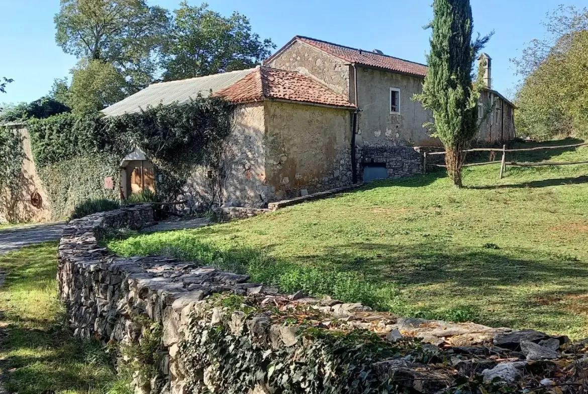 Karst – Exceptional Stone Estate with a Traditional Courtyard Surrounded by Nature