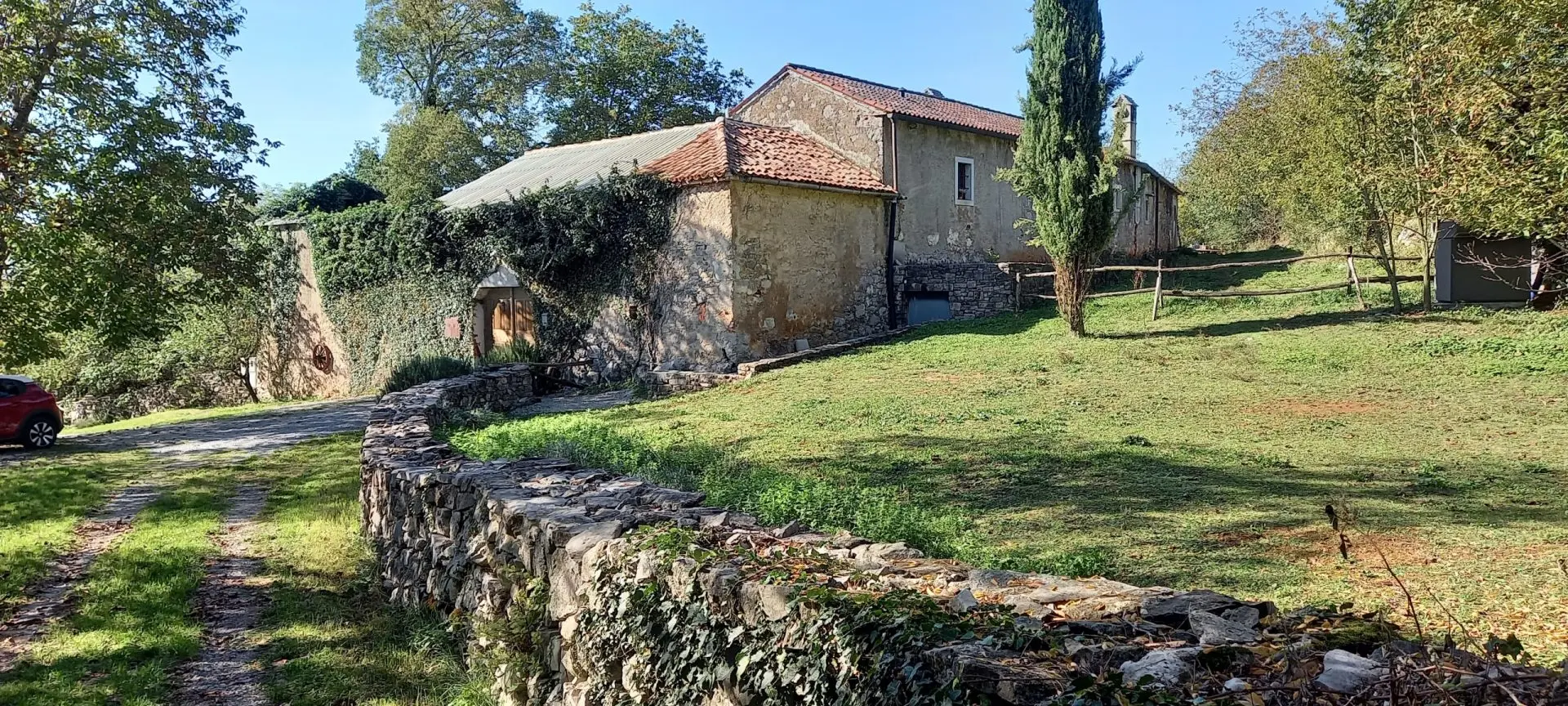 Karst – Exceptional Stone Estate with a Traditional Courtyard Surrounded by Nature