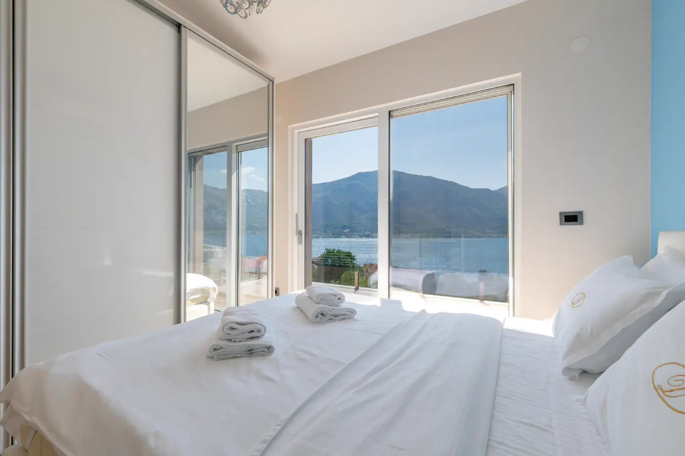 Luxuriously furnished six-room villa with private pool, Dobrota