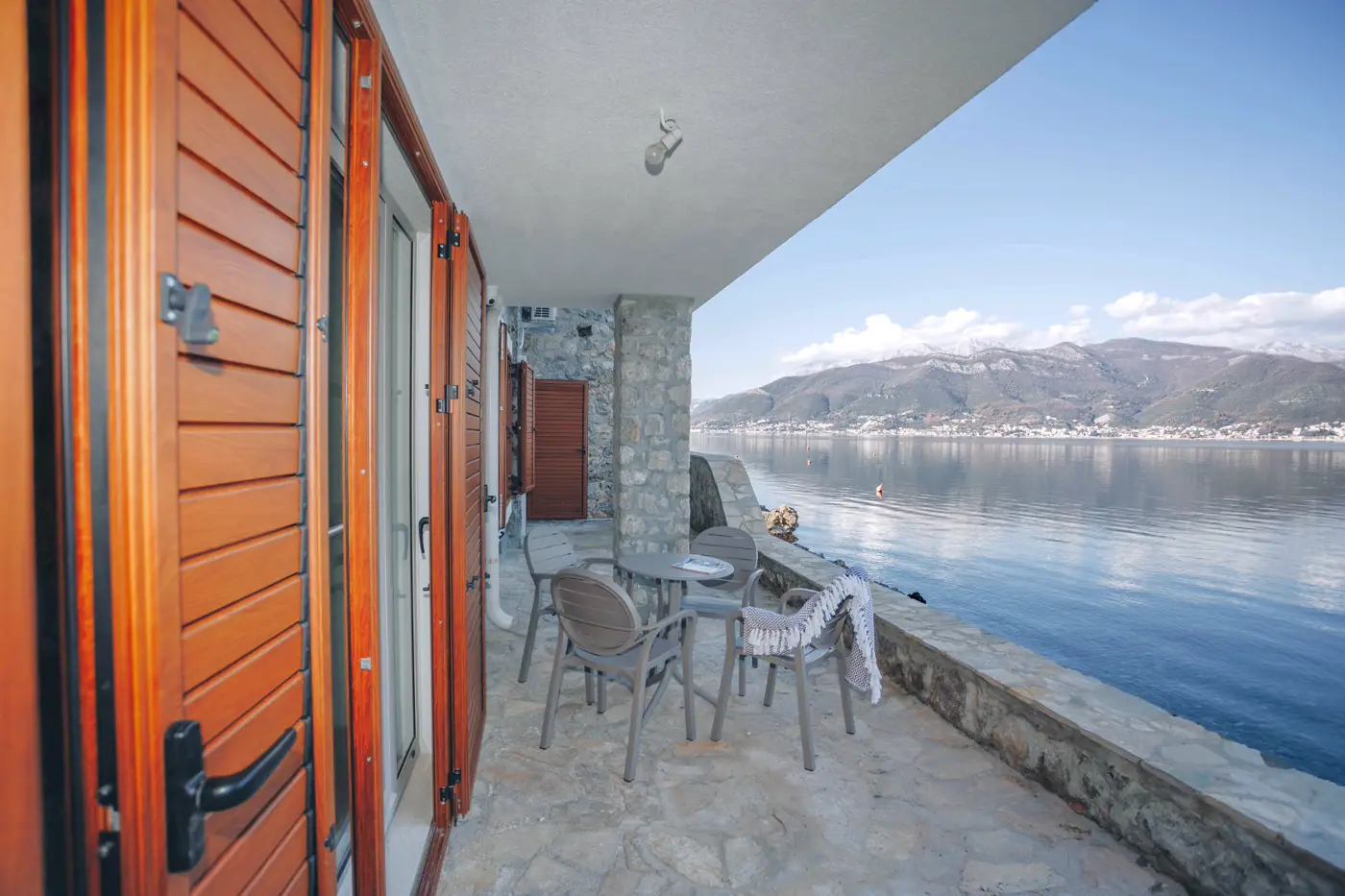New villa with 3 apartments on the first line to the sea, Tivat, Krašići