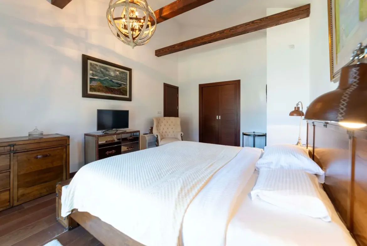 Three-room palazzo-style villa on the first line to the sea, Dobrota, Kotor