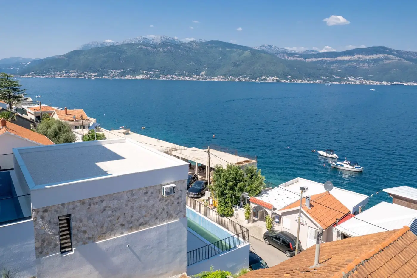 16-89 Newly built villa with pool and sea view, Krašići, Tivat