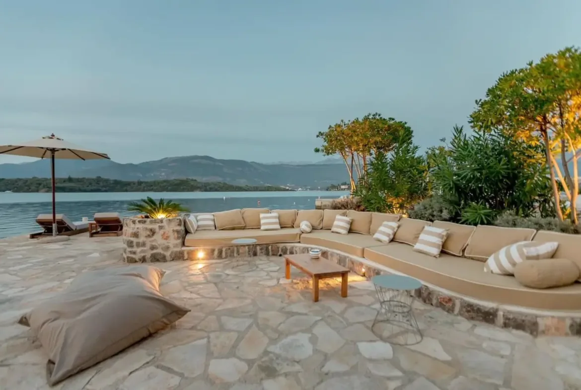 A unique villa with 40 m wide access to the sea, Đuraševići