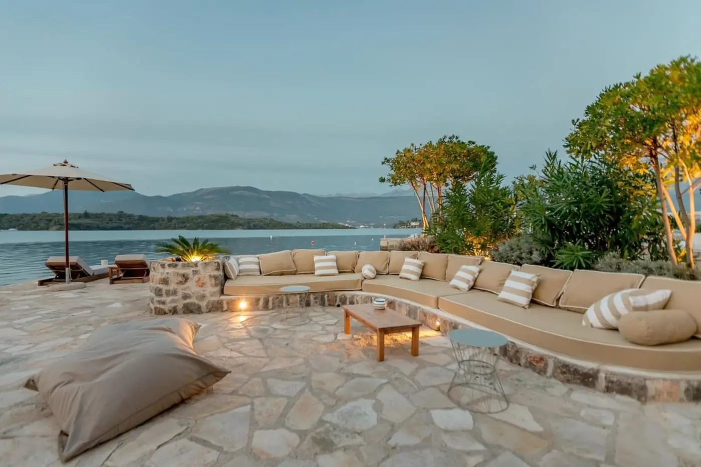 A unique villa with 40 m wide access to the sea, Đuraševići