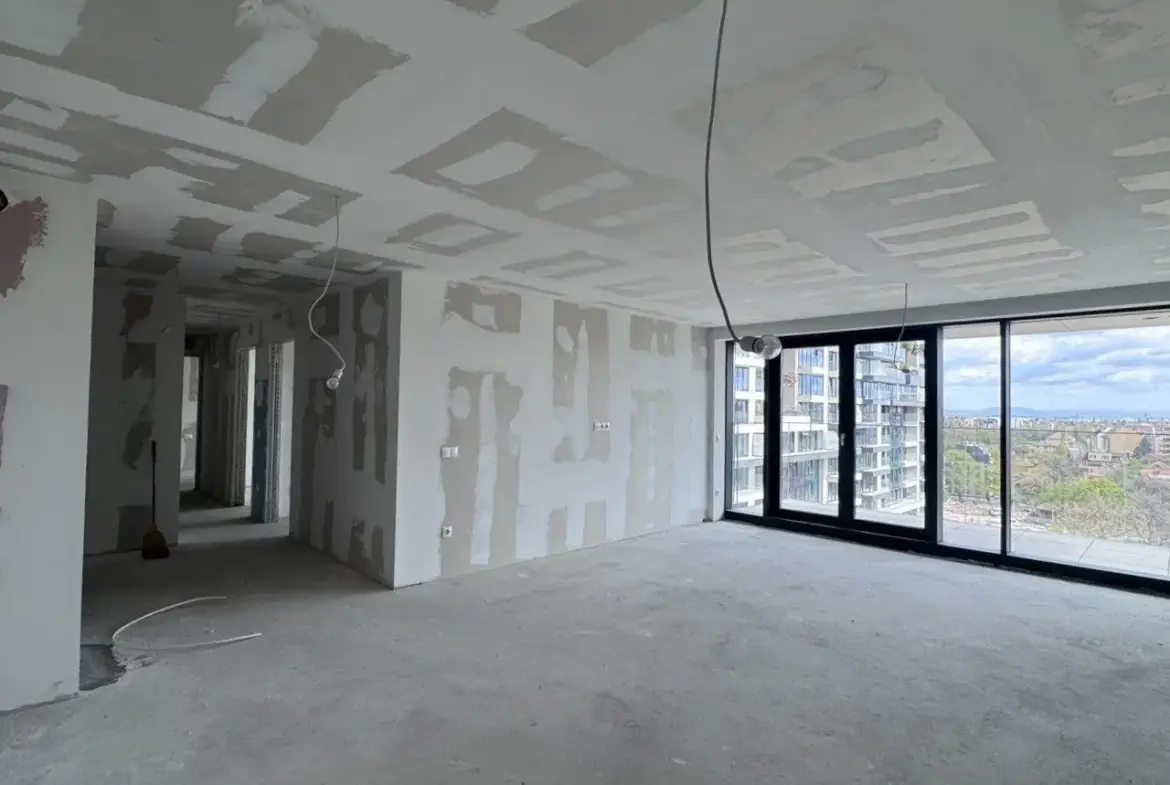 Three-bedroom apartment in a preferred newly built complex next to Zaimov Park