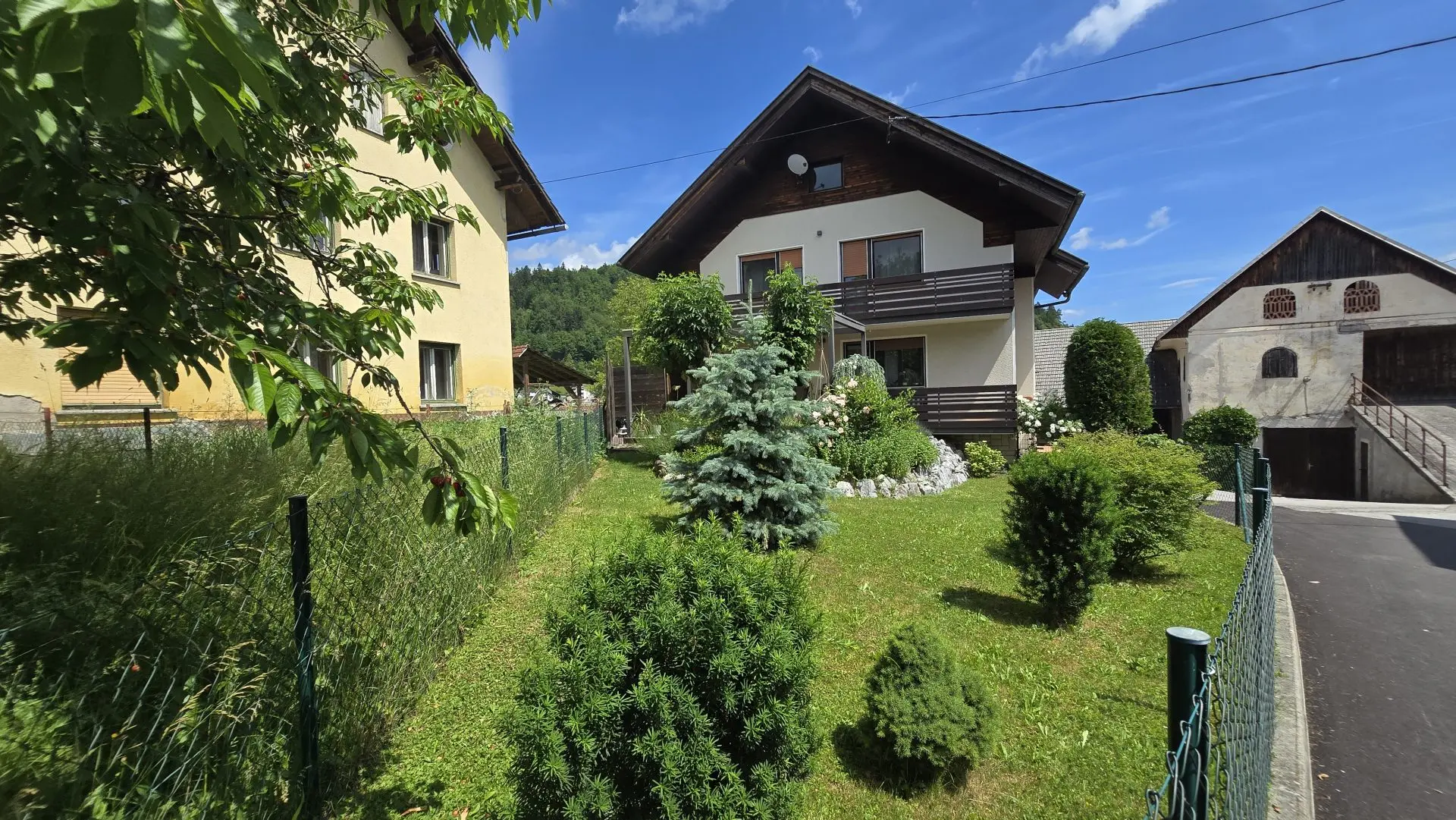 Škofja Loka Area – Spacious Family House with Beautiful Views and Large Garden in Gorenja Vas