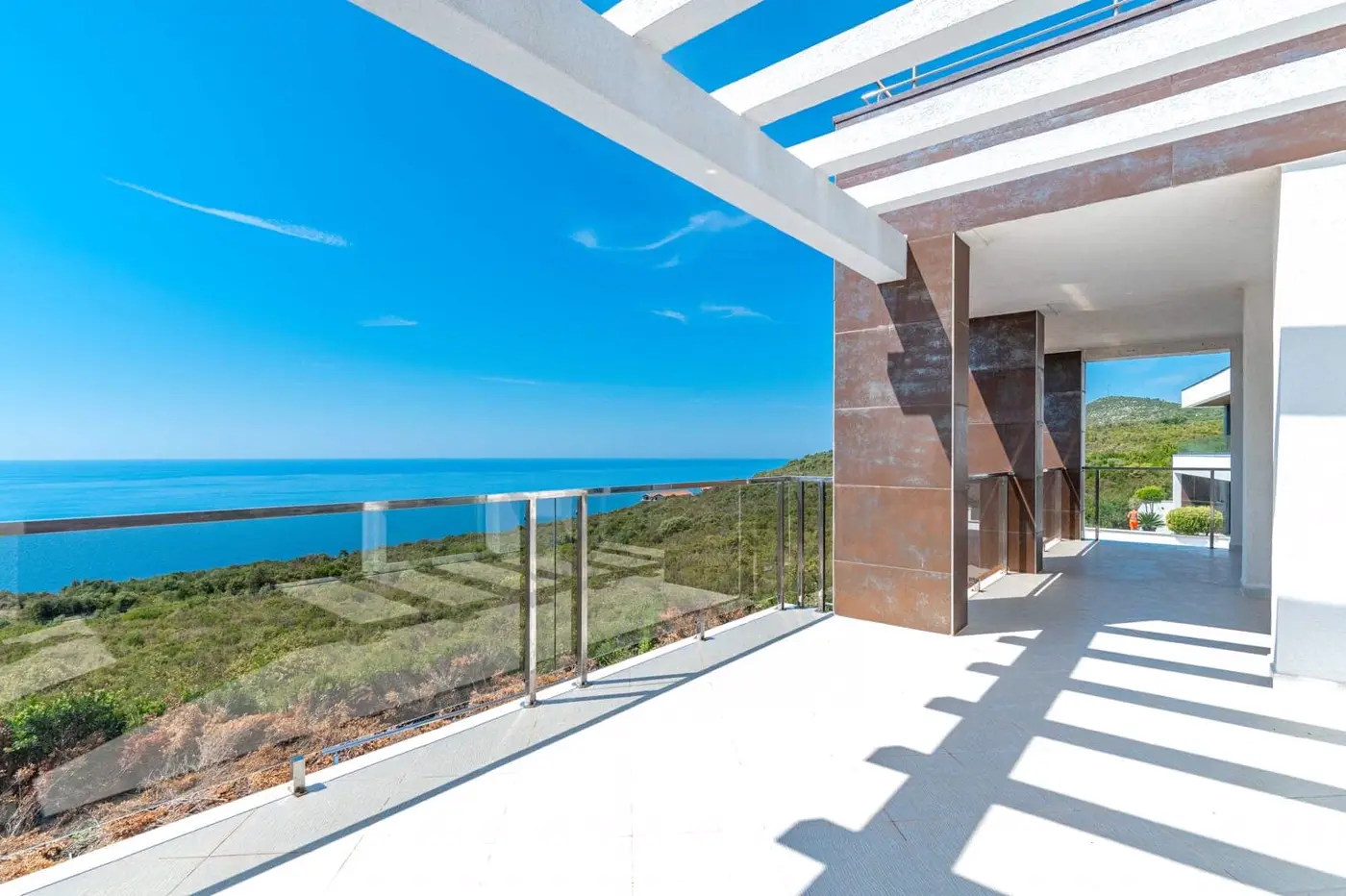 Villa with pool and open sea view