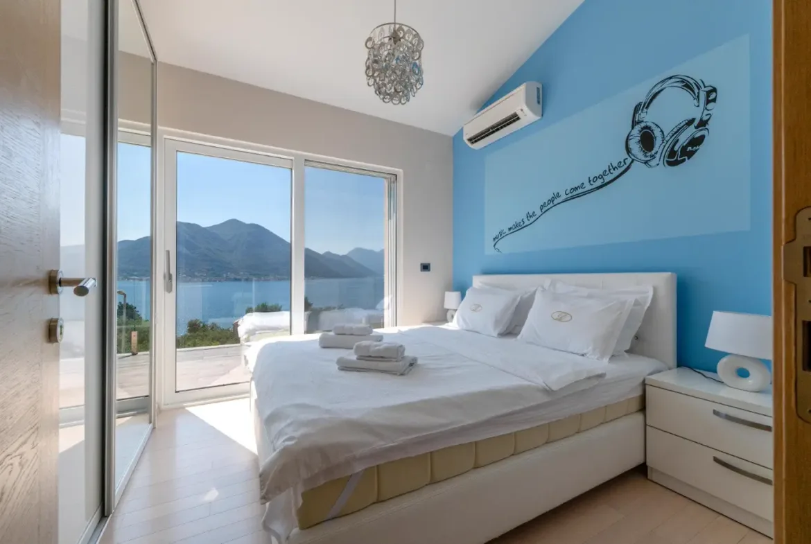 Luxuriously furnished six-room villa with private pool, Dobrota