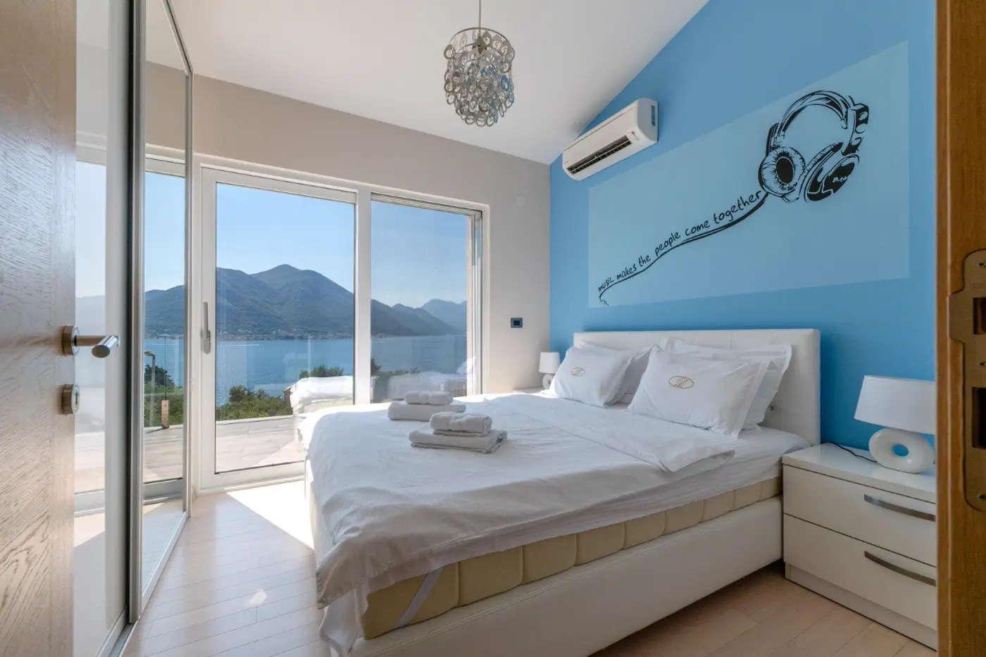 Luxuriously furnished six-room villa with private pool, Dobrota