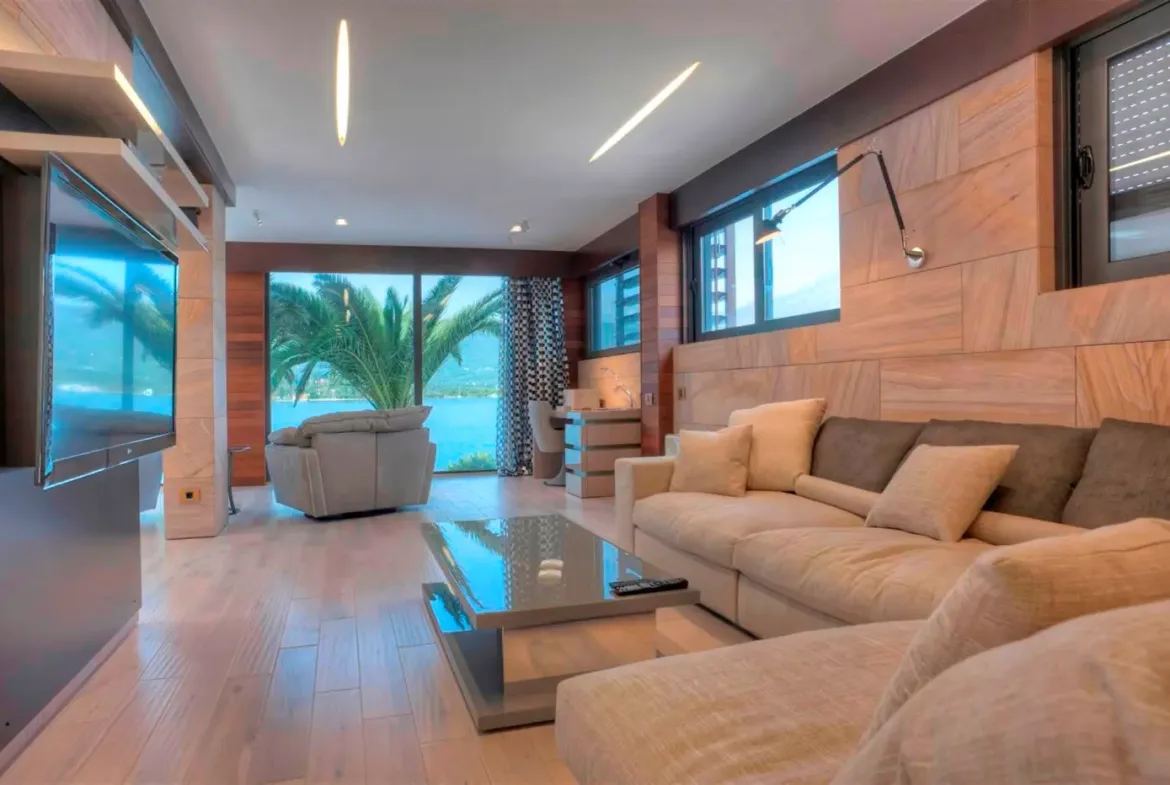 Luxurious complex of villas with a private pontoon, Đuraševići, Tivat
