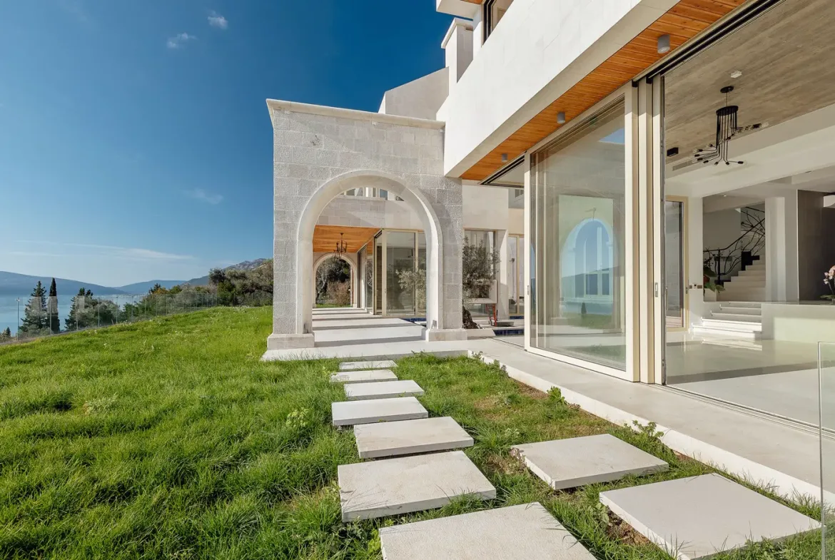 A unique villa with a panoramic view of the sea and Porto Montenegro, Tivat