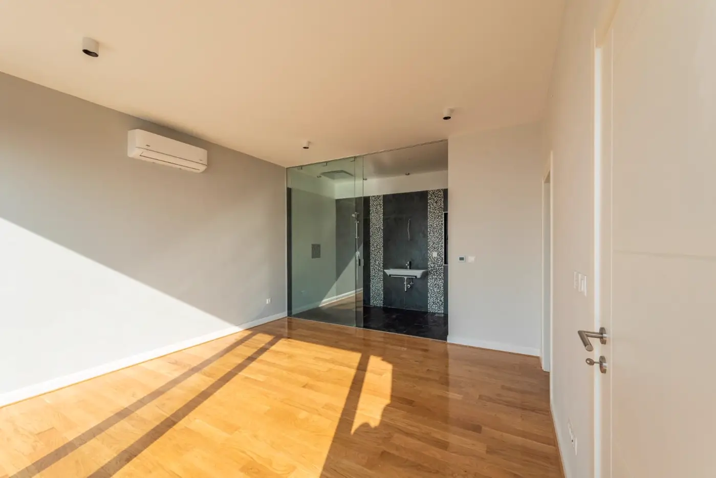 Modern villa with swimming pool and garage for two vehicles, Budva, Tudorovići