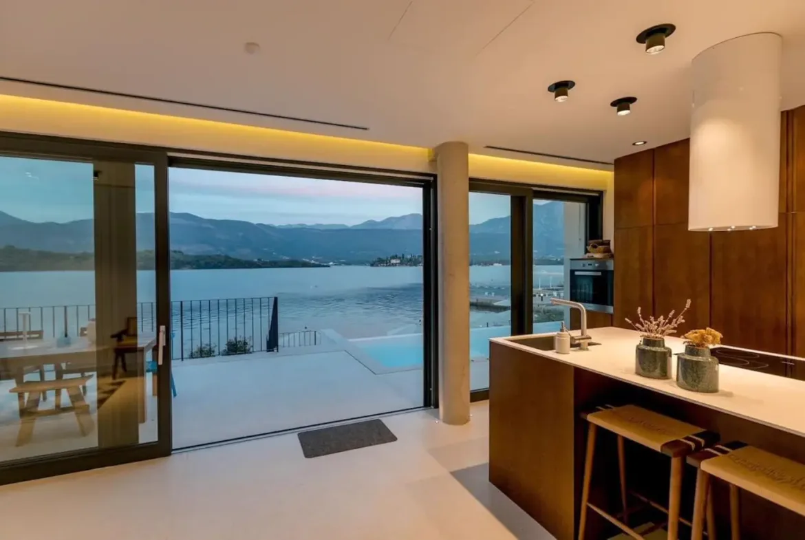 A unique villa with 40 m wide access to the sea, Đuraševići