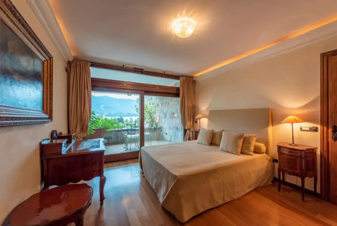 Stone villa with pool and sea view in the immediate vicinity of the Old Town, Budva