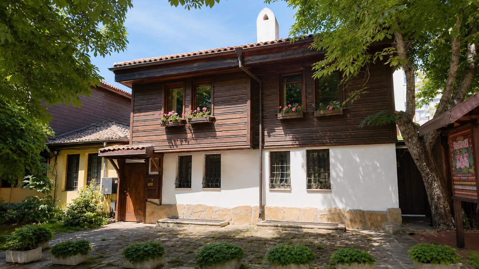 Detached house located in the heart of the old town and the iconic Greek Quarter