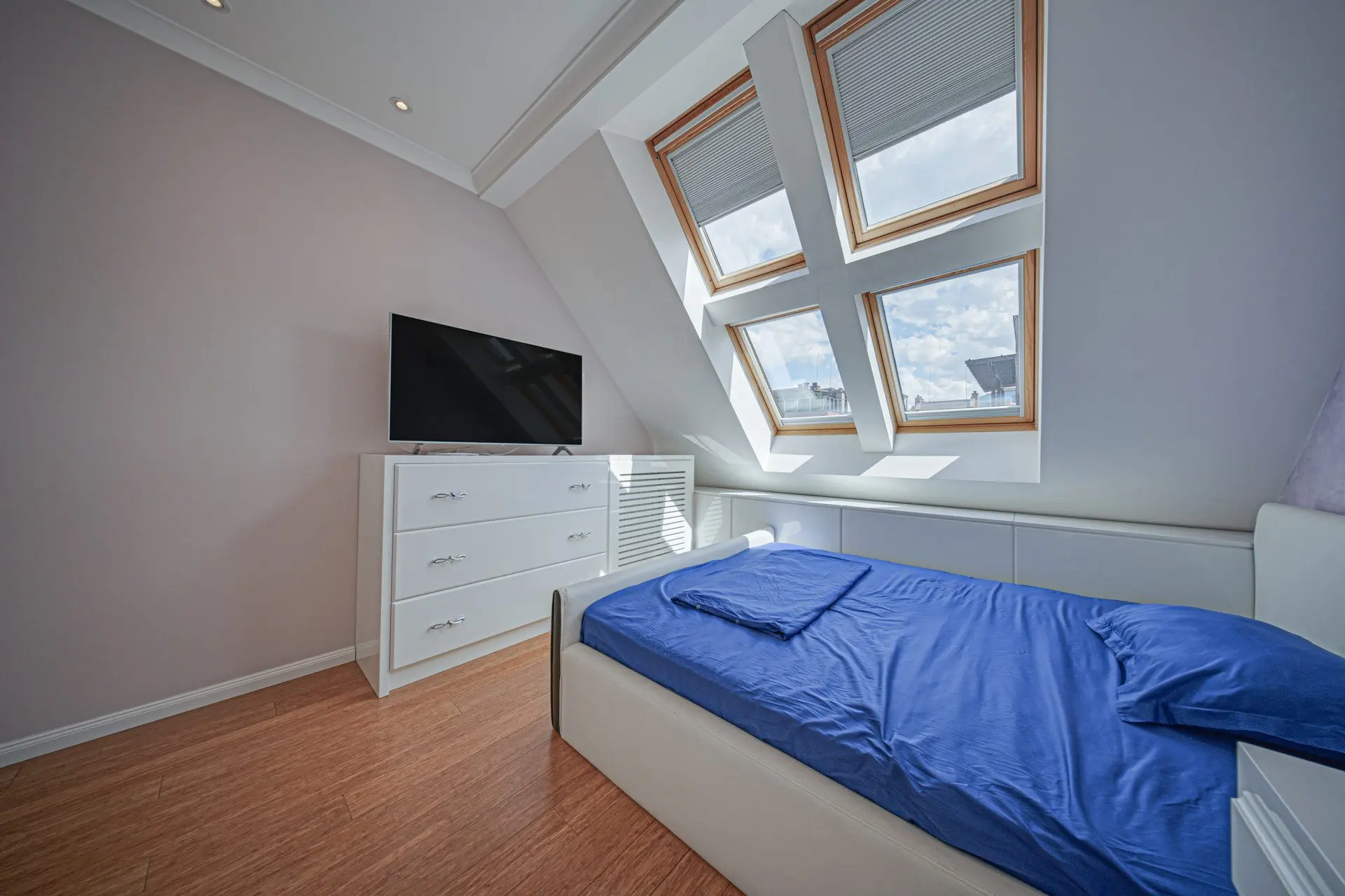 17ab90094bec747a038c77099a5504c0 Penthouse in one of the most preferred and well-maintained complexes Flora Park