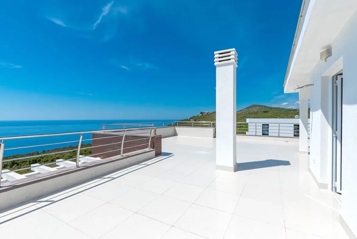 Villa with pool and open sea view