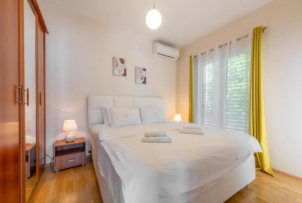 Luxuriously furnished six-room villa with private pool, Dobrota