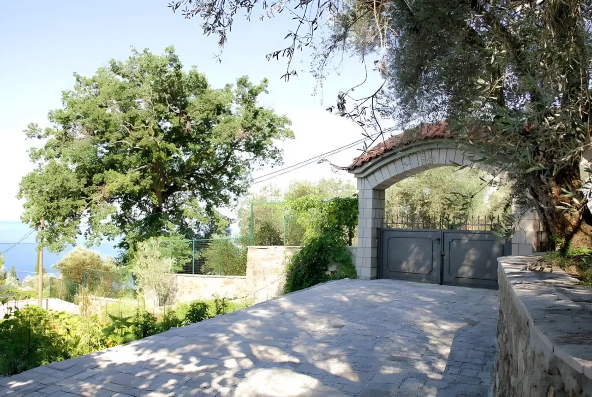 Villa with swimming pool on a plot of 1200m2, Katun Reževići, Budva