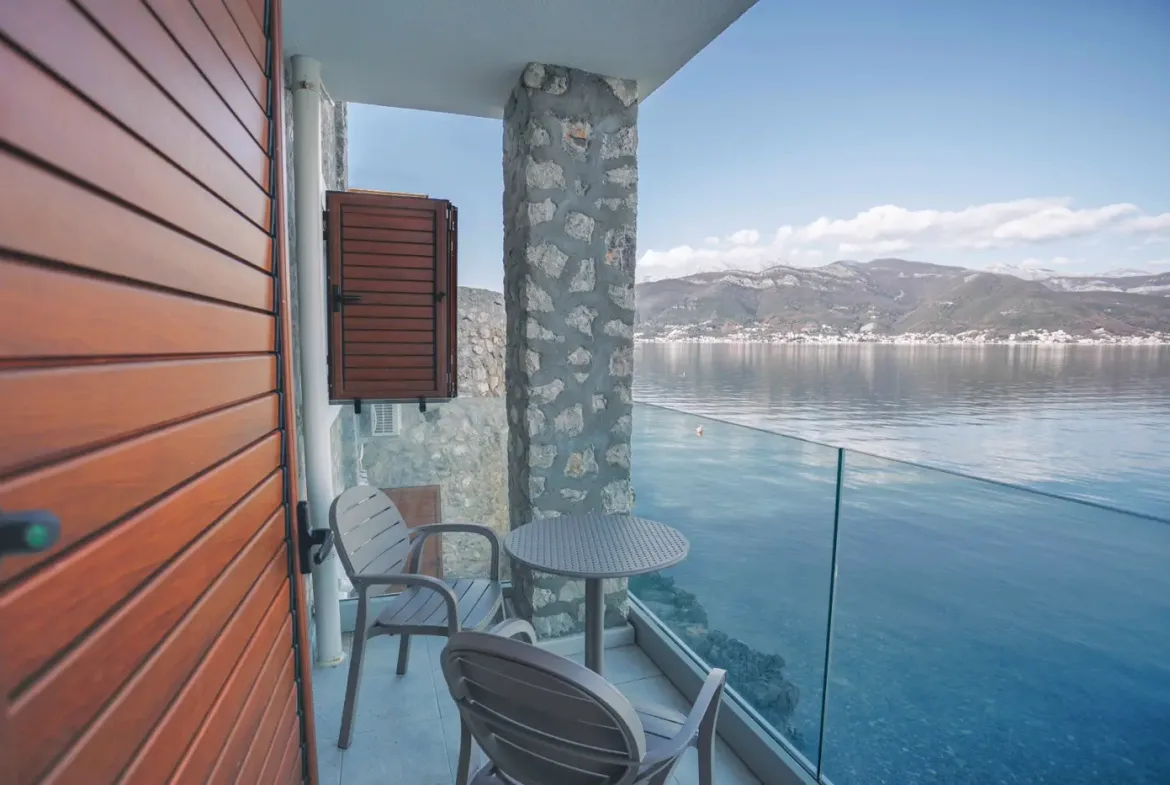 New villa with 3 apartments on the first line to the sea, Tivat, Krašići