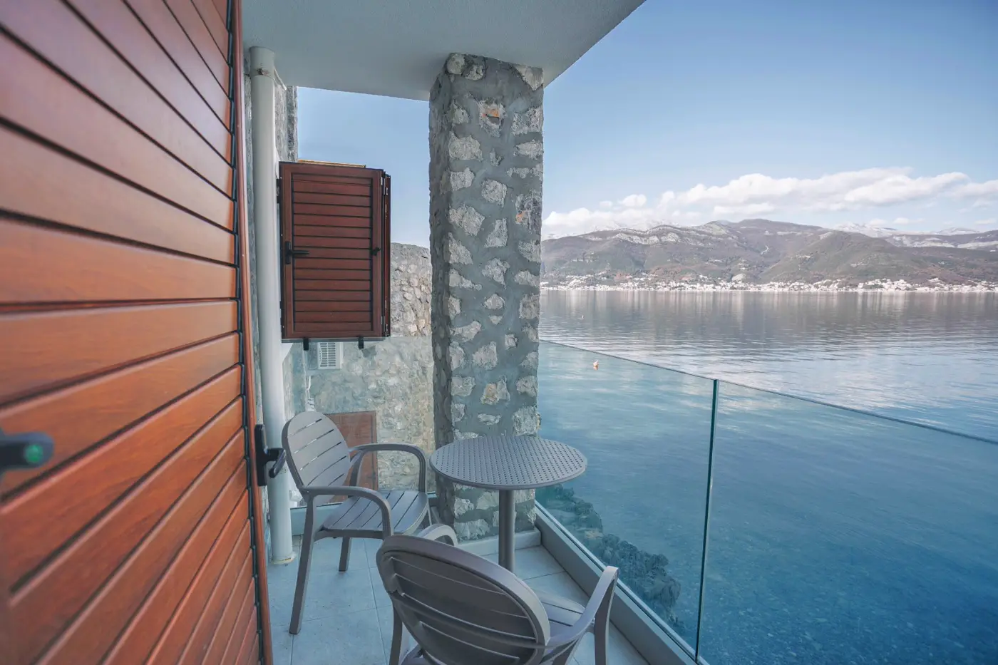 New villa with 3 apartments on the first line to the sea, Tivat, Krašići