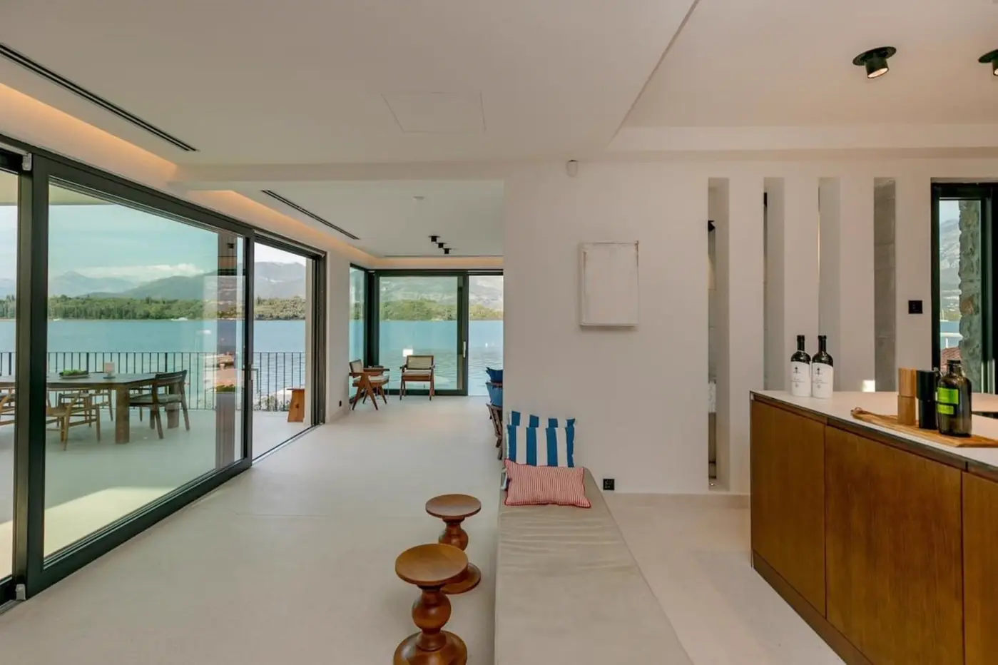A unique villa with 40 m wide access to the sea, Đuraševići