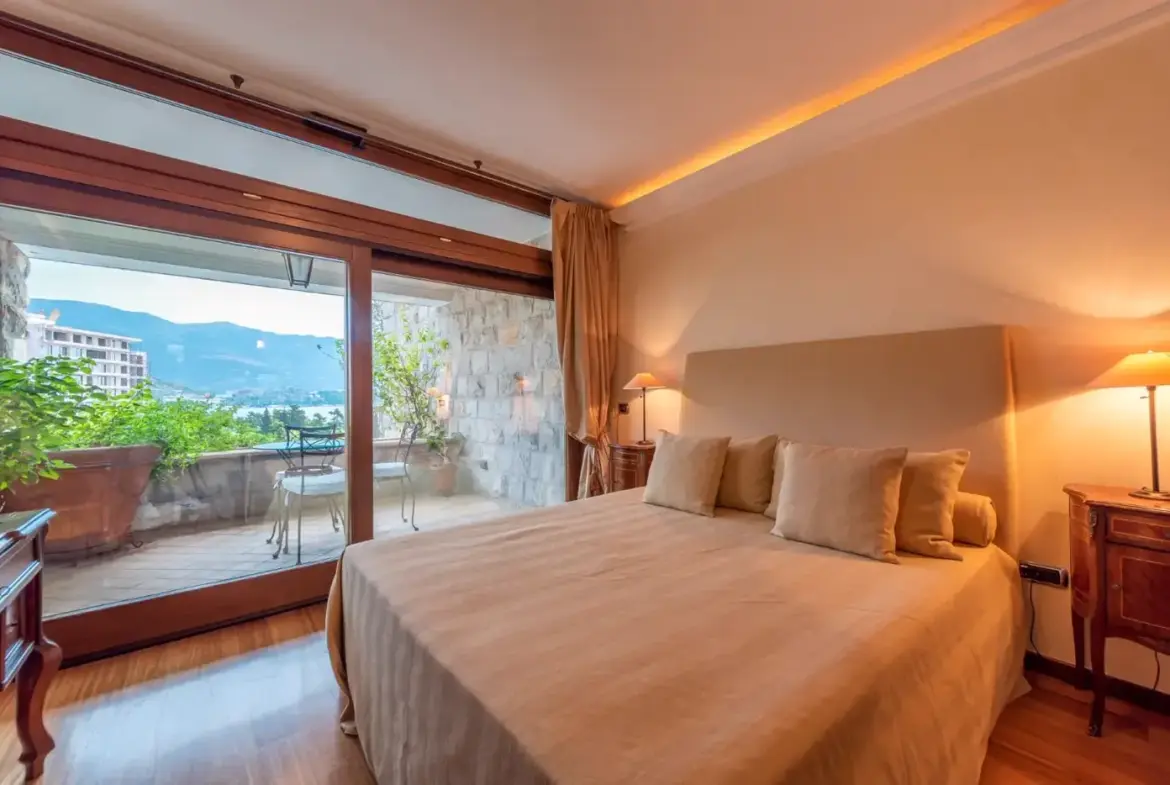 Stone villa with pool and sea view in the immediate vicinity of the Old Town, Budva