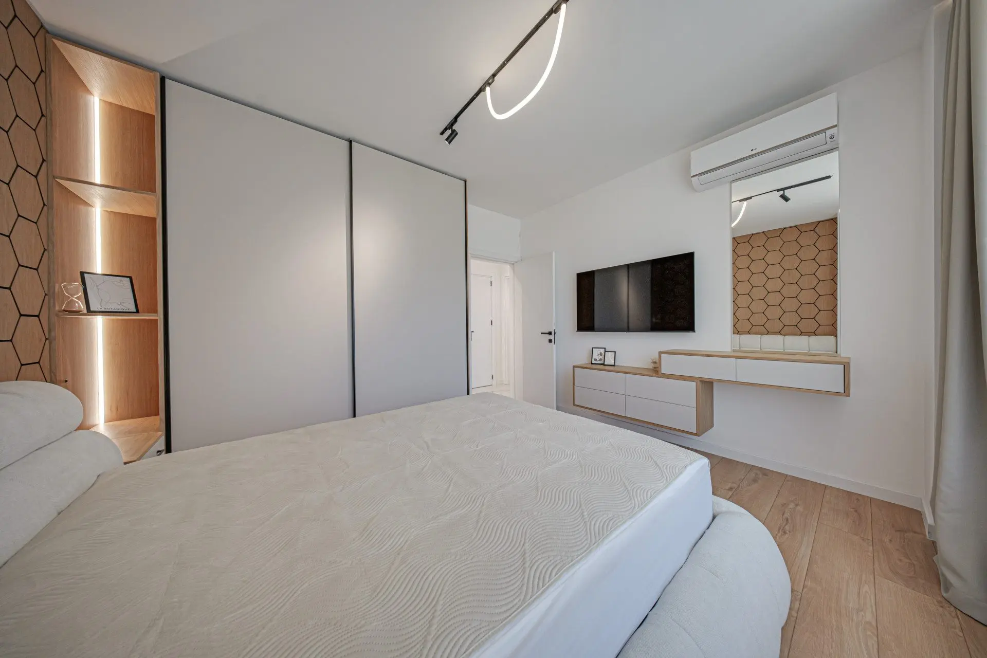 181fa1a08414eefbeeb6d4a181169e02 Luxurious two-bedroom apartment in an iconic, innovative building Kosher