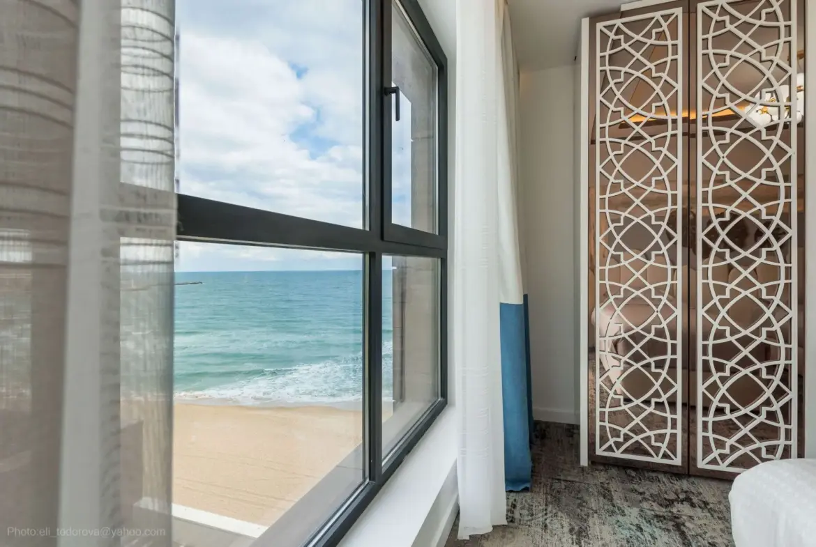 Luxury apartment in a complex on the first line to the beach