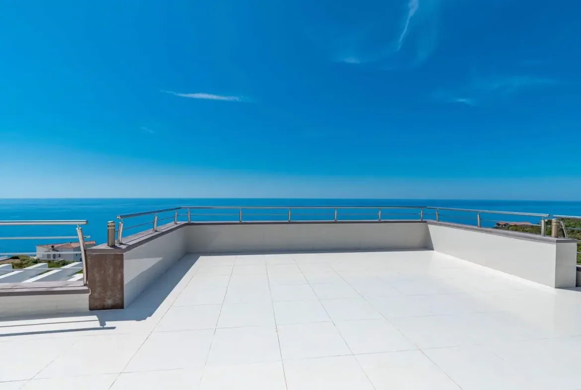 Villa with pool and open sea view