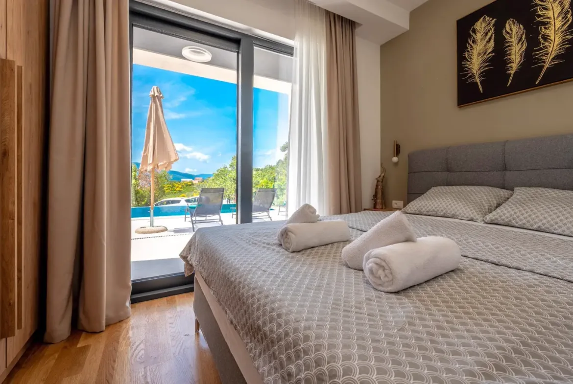 New villa with 4 bedrooms and swimming pool, Tivat, Mrcevac