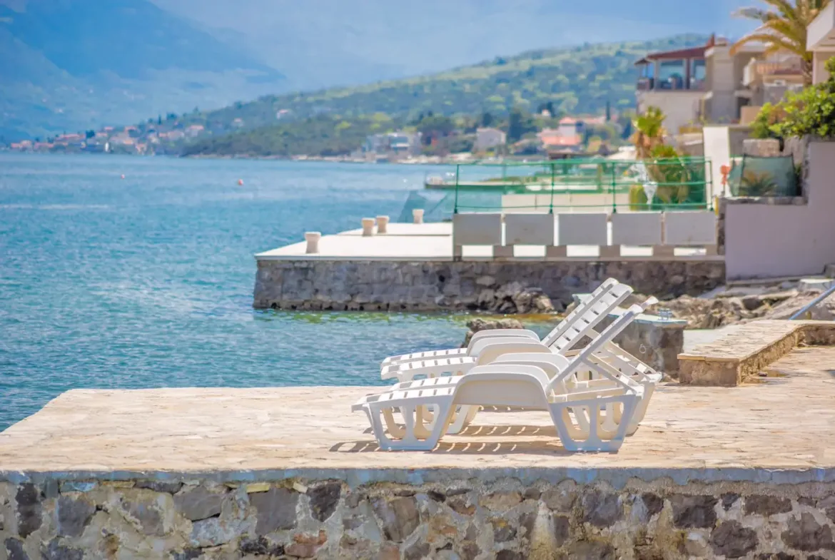 New villa with 3 apartments on the first line to the sea, Tivat, Krašići