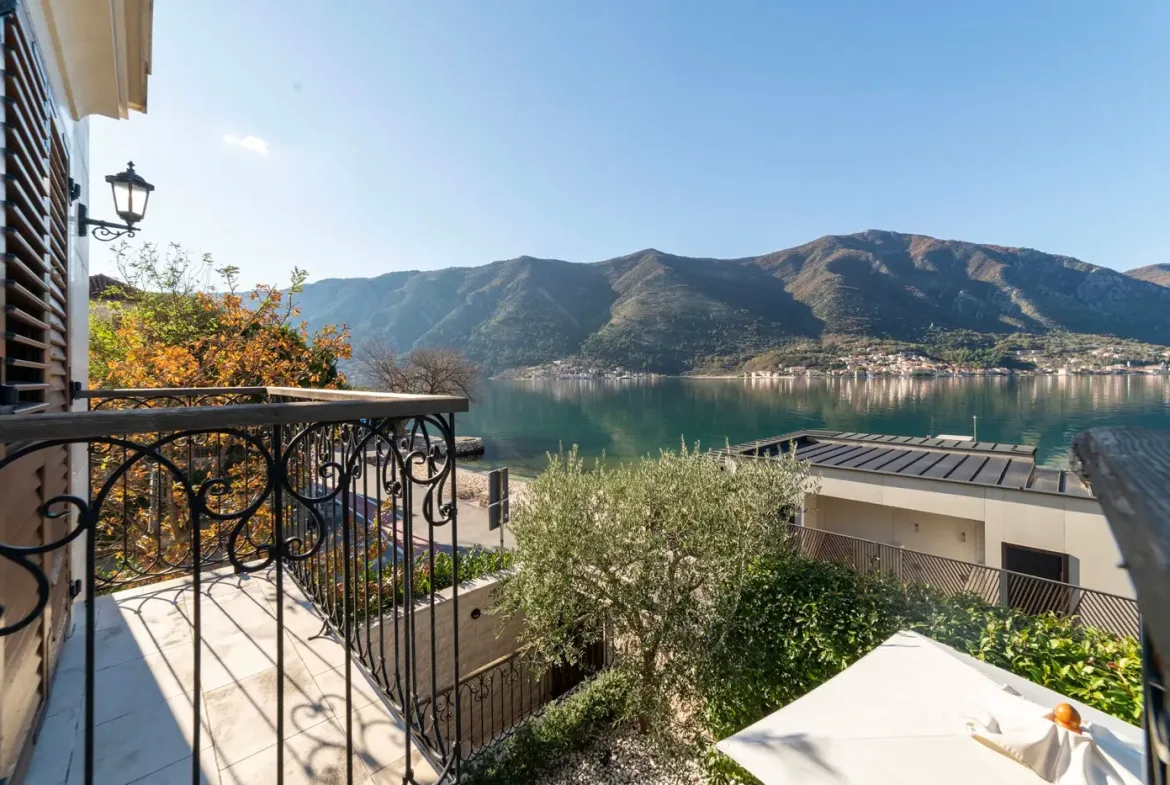 Three-room palazzo-style villa on the first line to the sea, Dobrota, Kotor