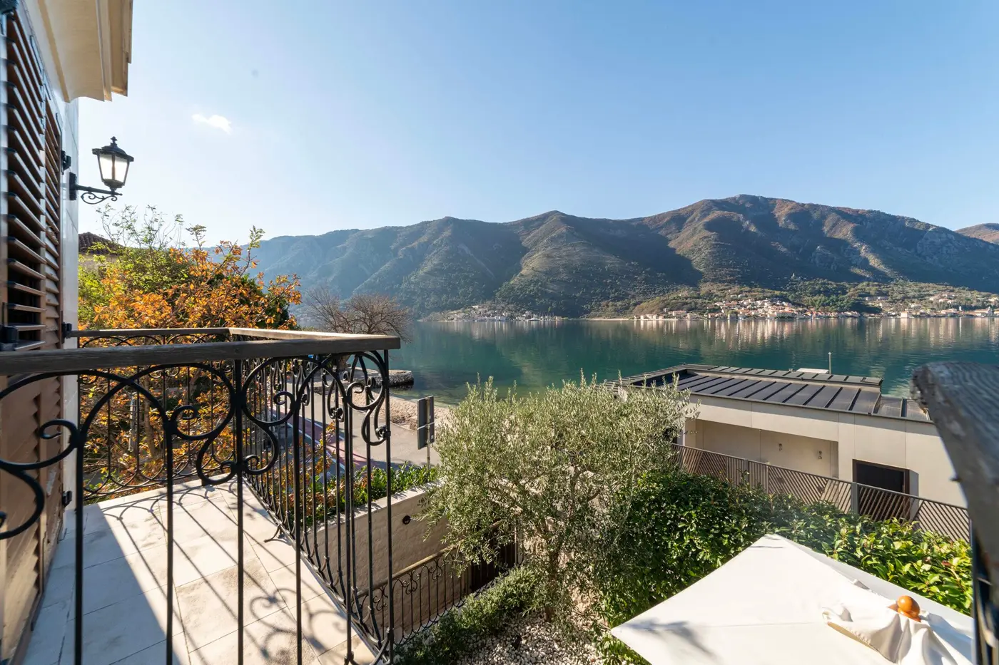 Three-room palazzo-style villa on the first line to the sea, Dobrota, Kotor