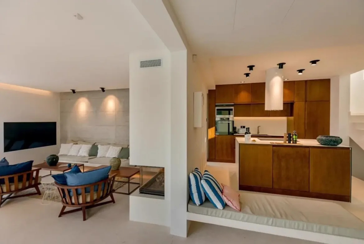 A unique villa with 40 m wide access to the sea, Đuraševići