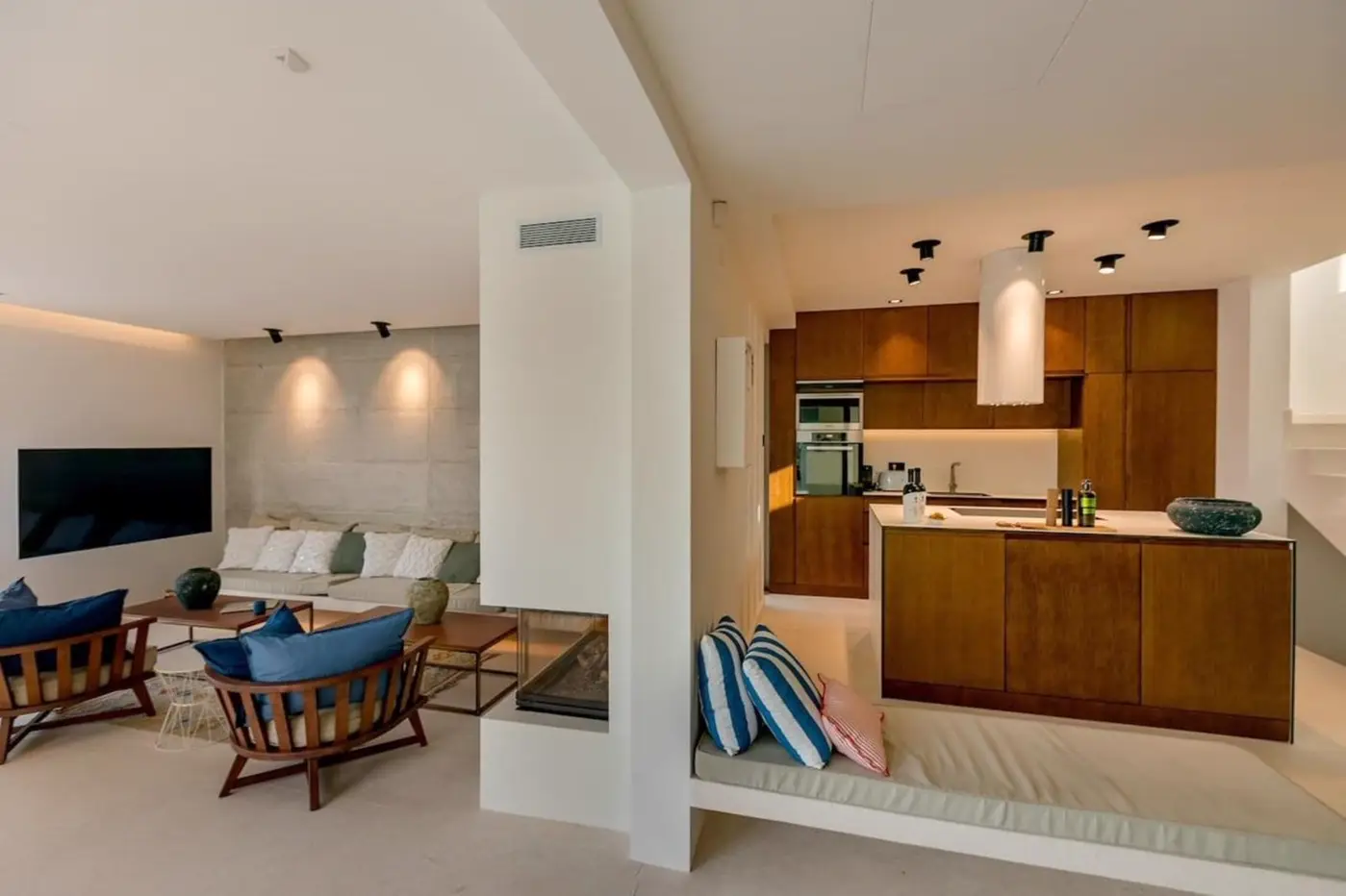 A unique villa with 40 m wide access to the sea, Đuraševići
