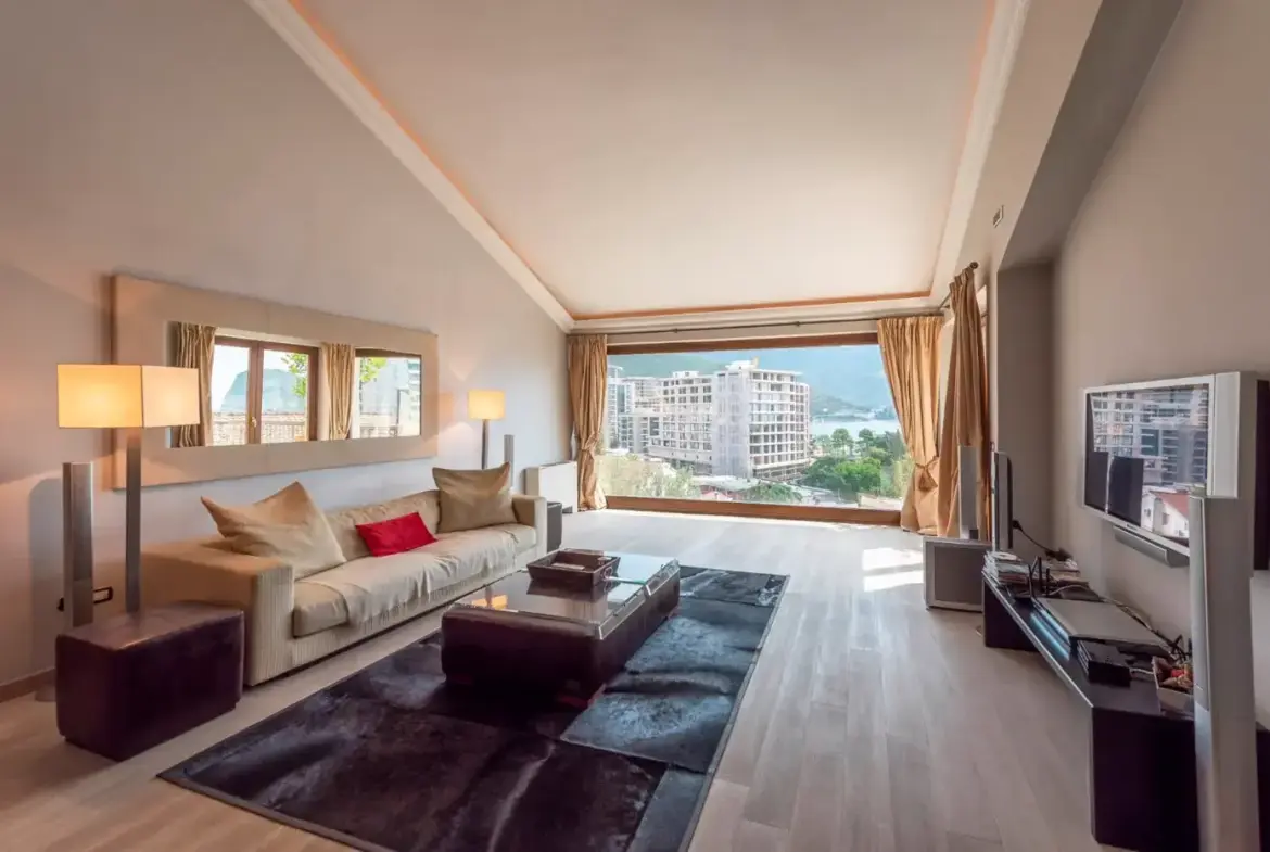 Stone villa with pool and sea view in the immediate vicinity of the Old Town, Budva
